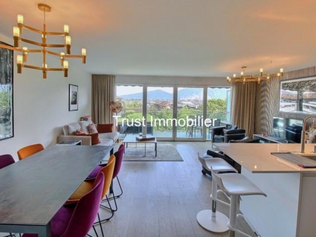 4001. Modernes Penthouse Duplex mit Panoramablick – Modernes Gebäude