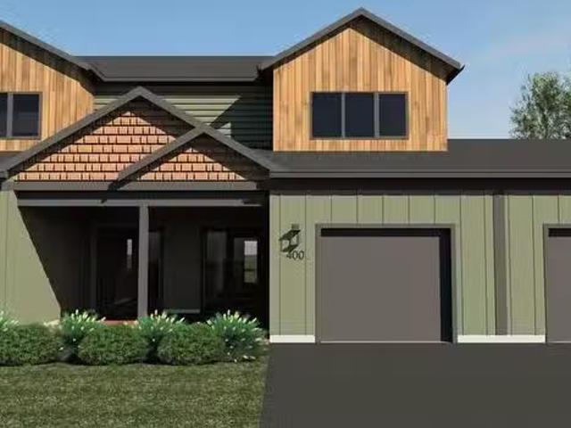 400 Mcarthur Ave, Lac Du Bonnet, MB, R0E 1A0 house for sale.