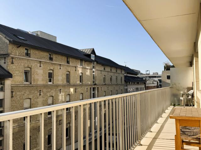 400m de la Place de la Nation Appartement familial traversant avec balcons et parkings