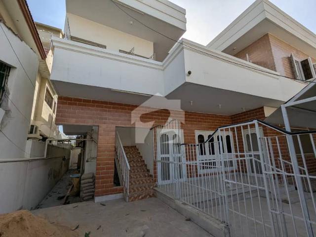 400sqyd 1st floor portion with roof