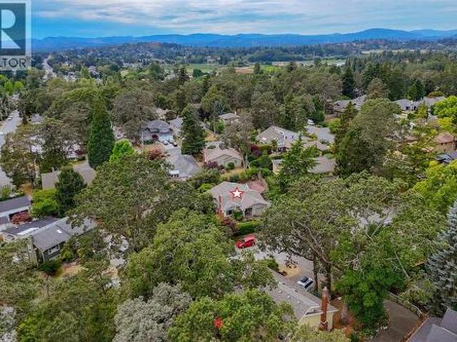 4022 Livingstone Ave North, Saanich, BC, V8N 5Z5 house for sale | Listing ID 1043 | Royal LePage