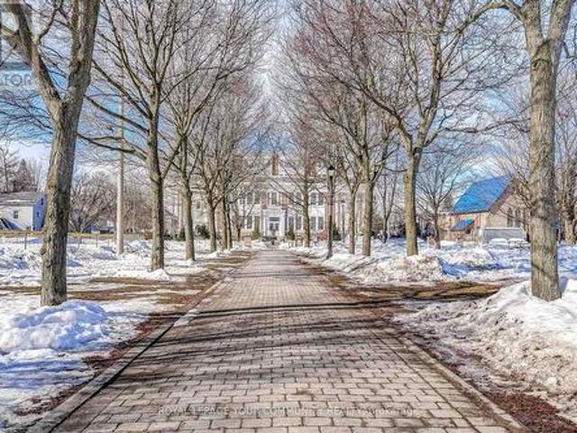 402 64 Wells Street, Aurora, ON, L4G 1S9 Luxury Condo for sale | Listing ID N12159 | Royal LePage Carriage Trade Luxury Properties
