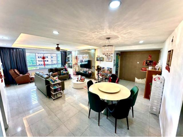 402 Bukit Batok West Avenue 7 HDB Apartment For Sale, $850,000, 4 Bed 2 Bath 1,560 sqft $545.00 psf