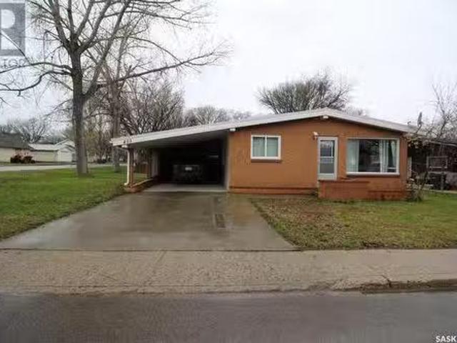 403 1St Street W, Shaunavon, SK, S0N 2M0 house for sale Lis.