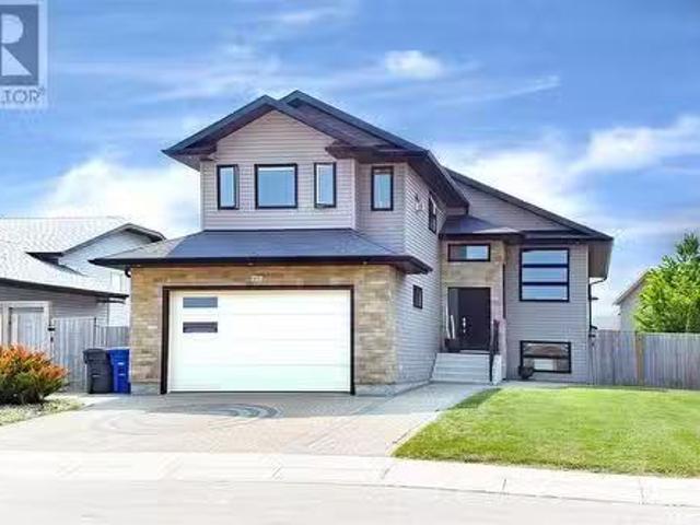 405 Clubhouse Boulevard W, Warman, SK, S0K 4S2 house for sal.