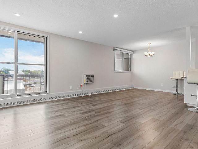 #407 4545 Rae Street Updated 2 Bed Condo In Albert Park