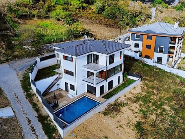 408m2 arsa içerisinde tripleks müstakil havuzlu Satılık villa