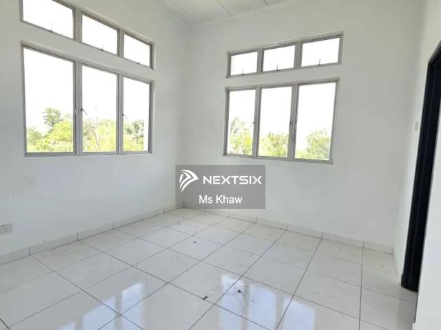 40×165sqft 超大地 这种规模已经不是普通 Semi D 而是接近 Bungalow 的享受了 #Mutiara Mas @ Mutiara Rini 3层 Semi D️【6房5厕】 Land Area 6600sqft Built Up 5409sqft Freehold️ Non Bumi Lot️ Intermediate Unit️ 全屋装修完成