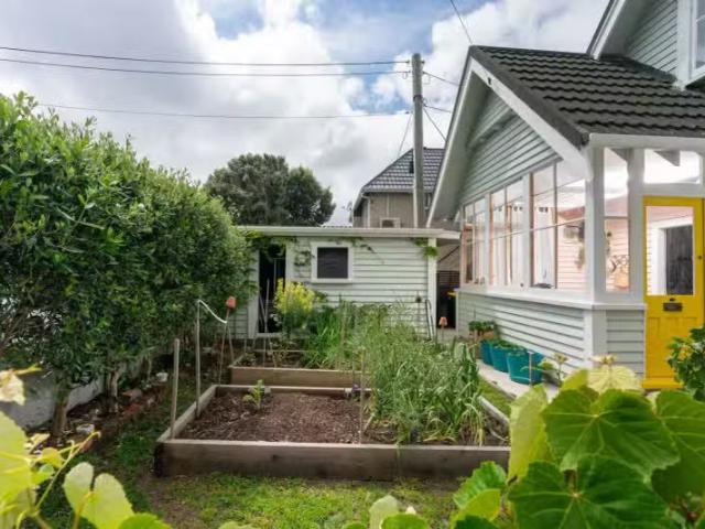 40 Apu Crescent, Lyall Bay, Wellington City