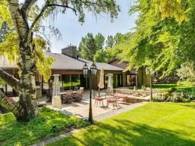 40 Eagle Ridge Place Sw, Calgary, AB, T2V 2V8 house for sale.