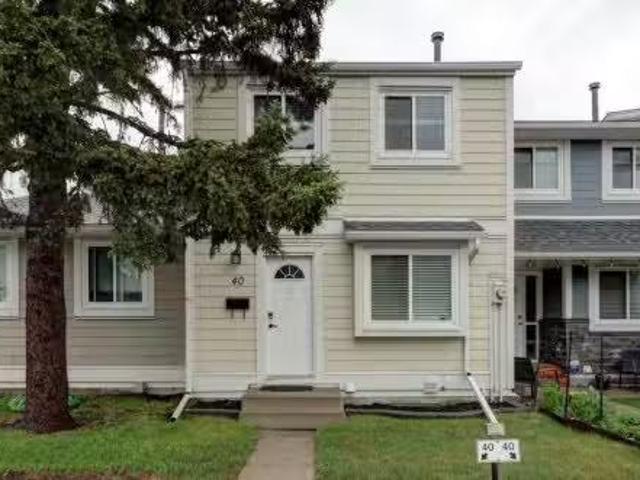 40 Georgian Villas Ne, Calgary, AB, T2A 7C4 townhouse for sa.