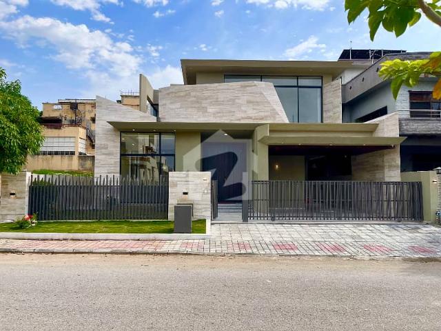 40 Marla House For Sale With An Attached Corner Plot Available Near Central Park
