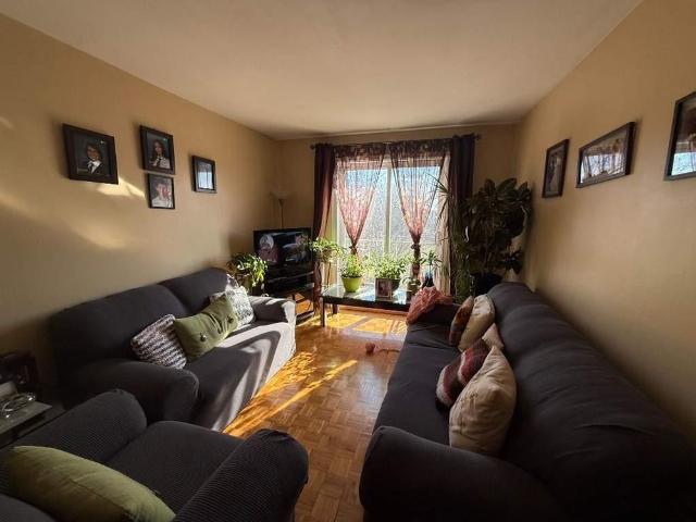 41/2 a Laval dispo 1 Juillet 2026 stationnement, Thermopompe