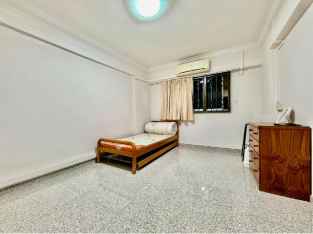 412 Pandan Gardens HDB Apartment Room Rental, $800, 1 Bed 1 Bath 150 sqft $5.33 psf