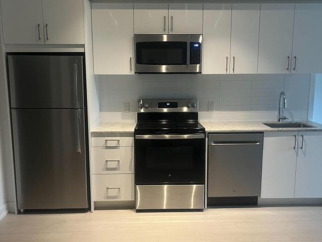 413 4 Eglinton Avenue W, Etobicoke | 2+1Beds/3Bath, Condo, $2,699/mo | Condos. Ca