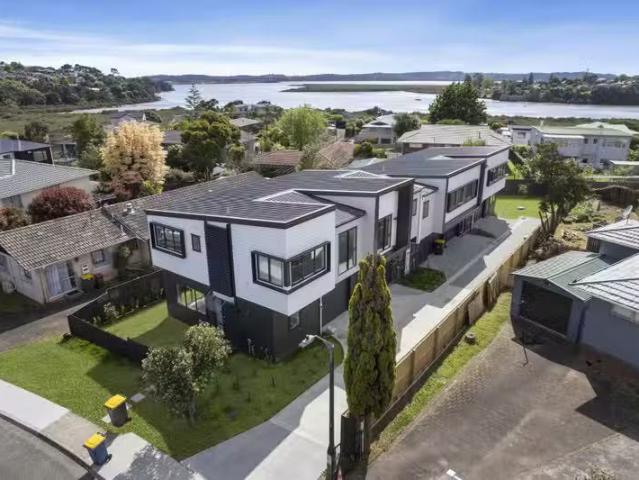 4/15 Pipitea Place, Massey, Waitakere City, Auckland