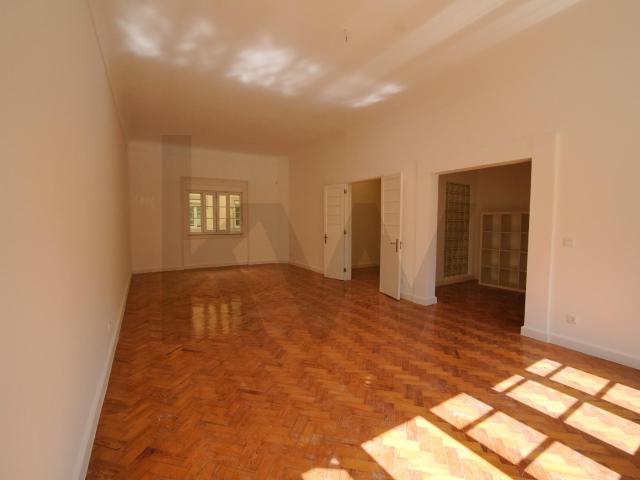4+1 bedroom apartment with garage on Avenida Defensores de Chaves