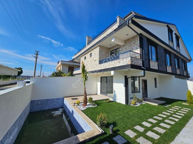 4+1 Denize 2.parsel, Msütakil Havuzlu Geniş Bahçeli Satılık Villa