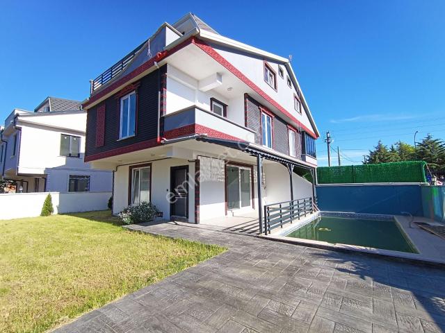 4+1 Müstakil Havuzlu, Geniş Bahçeli, Merkezi Konumda Villa