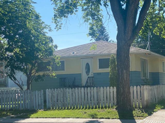 424 2 Street W