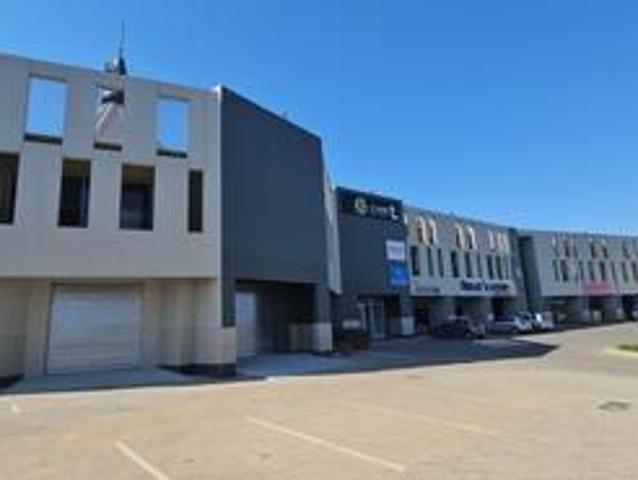 429sqm retail/warehouse space to lea.