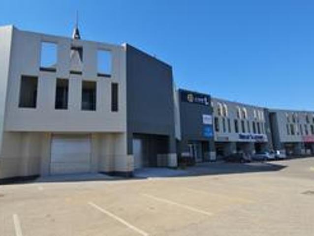 429sqm retail/warehouse space to lea.