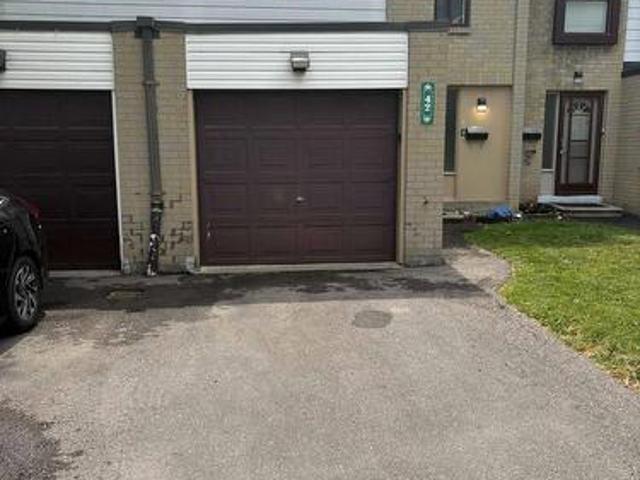 42 Fleetwood Crescent, Brampton, ON, L6T 2E5 townhouse for sale | Listing ID W13601 | Royal LePage