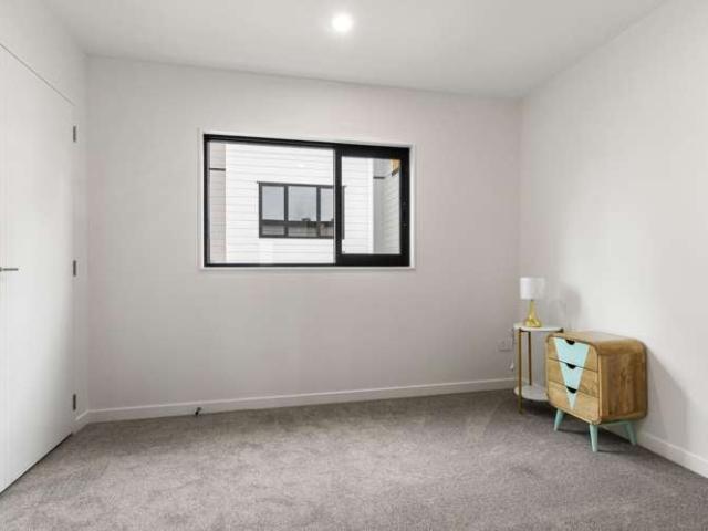 4/2 Kereru Street, Henderson, Waitakere City