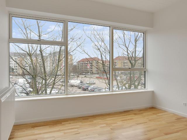 42 m² fordelt på 3 værelser på 12+ m2 + kontor på 7 m2 samt gang på 6,7 m2, toilet og bad på 4, 3 m2