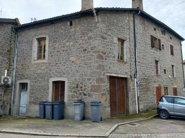 43220 Riotord Immeuble d'environ 250 m² sur 3 niveaux plus cave en sous sol et grenier
