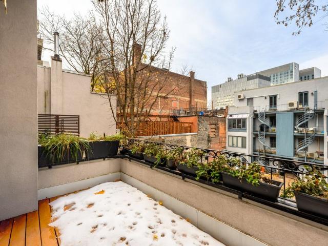 433 Rue Notre Dame E. #103