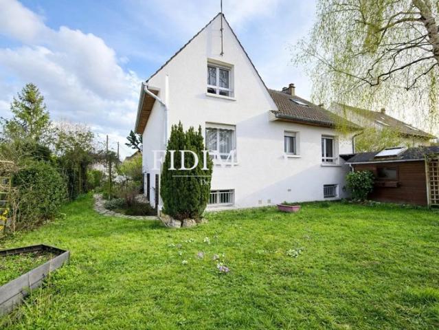 4384 Agréable maison familiale offrant de beaux volumes