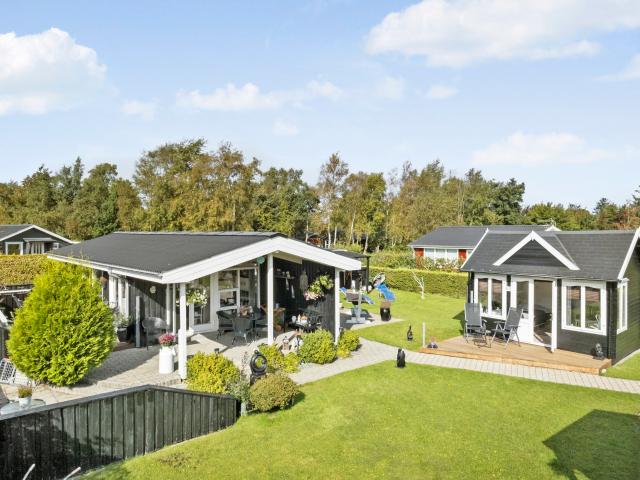 448 0 Torndalsvej 13, Hou Hyggeligt sommerhus med gennemført udendørs miljø RealMæglerne