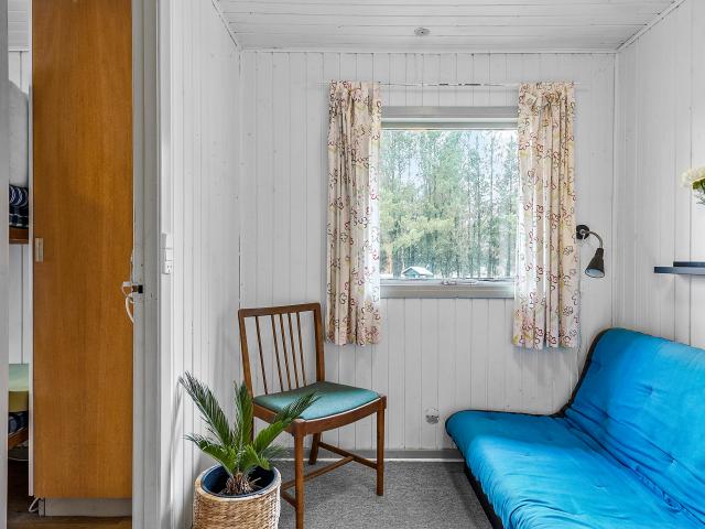 448 0 Rasmus Jensens Vej 8, Hou Hyggeligt sommerhus, som er godt tilbagetrukket på grunden RealMæglerne