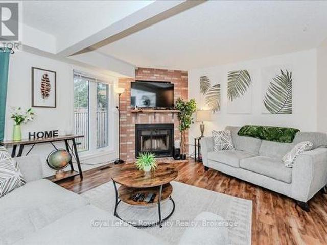 44 302 College Avenue W, Guelph Dovercliffe Park/Old University, ON, N1G 4T6 townhouse for sale | Listing ID X12069 | Royal LePage