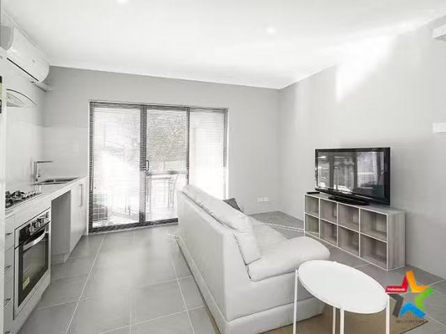 4/4 Broadway, Bassendean, WA 6054