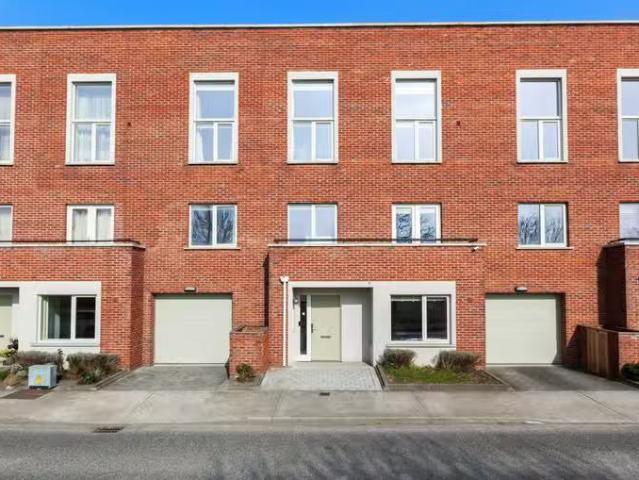 44 Royal Canal Avenue, Royal Canal Park, Dublin 15, D15E9HY is.