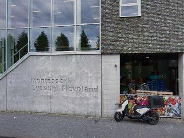 450 m2 land for rent in Almere