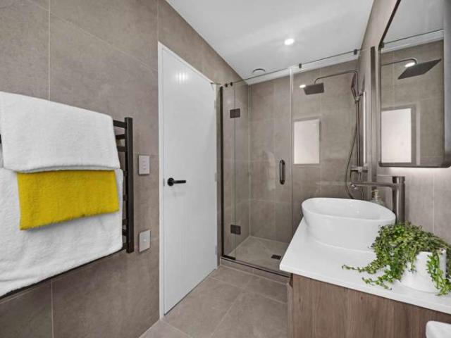 4/60 Landscape Road, Papatoetoe, Manukau City