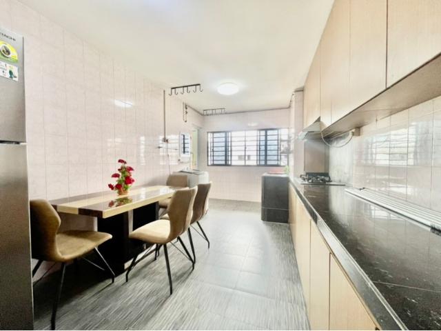 474 Ang Mo Kio Avenue 10 HDB Apartment For Sale, $400,000, 2 Bed 2 Bath 721 sqft $555.00 psf