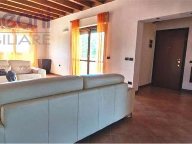 482 4 LOCALI IN VILLA CON TRAVI A VISTA, TERRAZZO, CANTINA E BOX