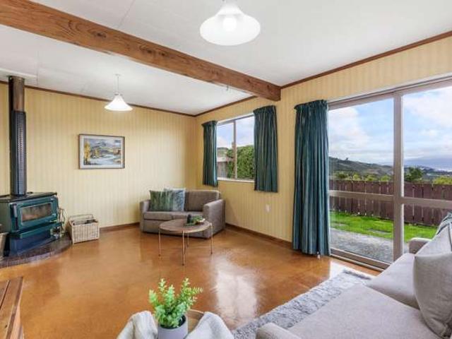 48 Somes Crescent, Newlands, Wellington City
