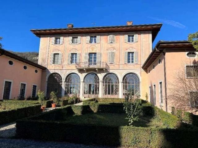 492/2022 1 BS Porzione di villa di pregio in asta a Brescia