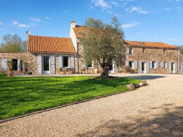 49360 Les Cerqueux – Authentique longère de 235 m², calme absolu, grands volumes et potentiel gîte près de Cholet