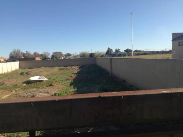 496 m² Land available in Rothdene