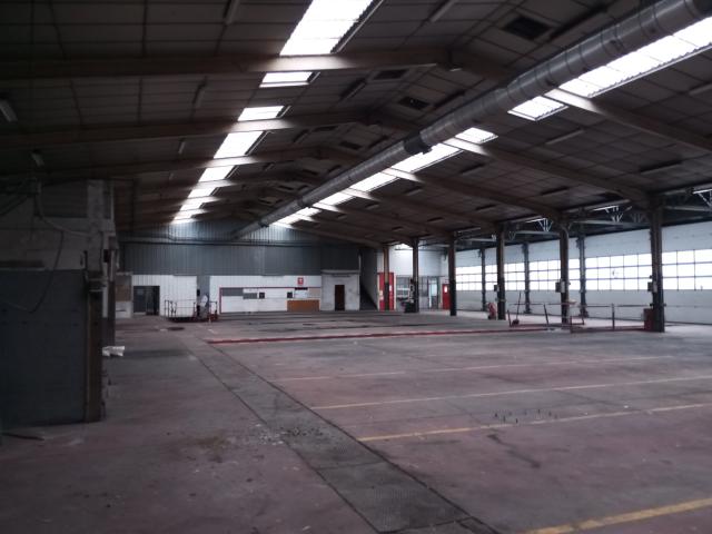 49 Angers, en ZI 1ère couronne, locaux d'activité 2000 m2 à louer.