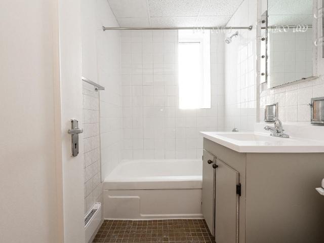 49 St. Clair Avenue West 2 Bedroom Apartment for Rent at 49 St Clair Ave W, Toronto, ON M4V 1K6 Deer Park