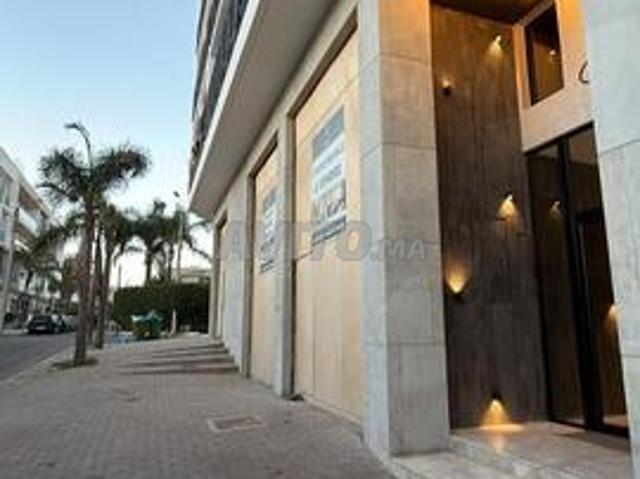 4 magasins à vendre dans un immeuble de standing