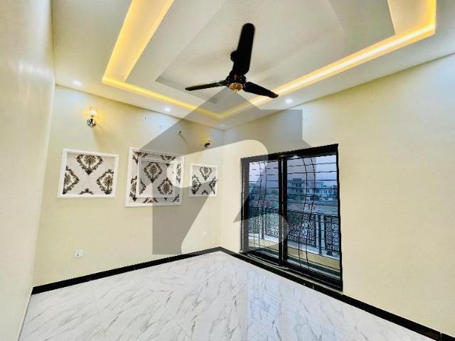 4 Marla Corner House Available For Sale Gas Water Electricity Available Prime Location Near Tooo Park And Masjid Central Park Housing Scheme
