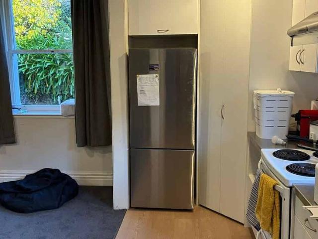 4 min walk from Dunedins main stree